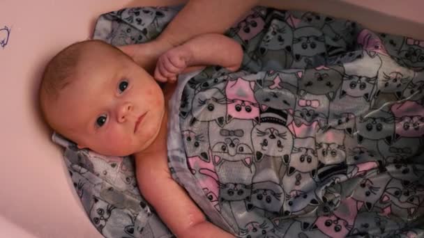 Μητέρα Πλένει Ένα Νεογέννητο Μωρό Στο Μπάνιο Χαριτωμένο Μωρό Κάνει — Αρχείο Βίντεο