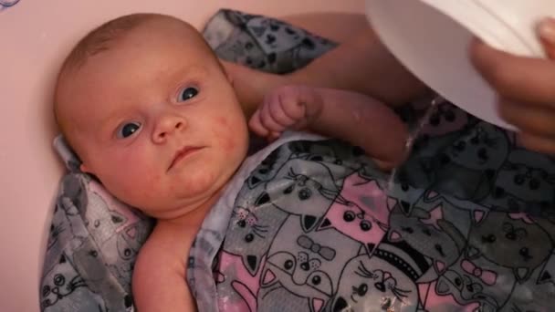 Niño Toma Baño Caliente Una Niña Recién Nacida Bañada Por — Vídeo de stock