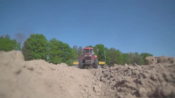 Traktor Poli Jede Kameře Hnojení Pole Orané Půdě Brzy Ráno — Stock video