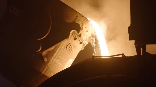 高炉内の鍋から液体溶融金属を注ぎます 明るい火花を注ぐ液体鋼 — ストック動画
