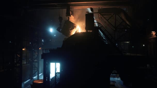高炉里的大勺倒出熔化的金属 钢铁厂的钢铁及生铁生产 — 图库视频影像