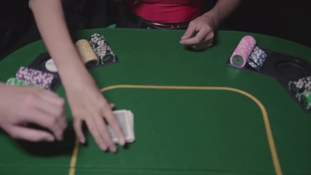 Mladá Žena Červených Šatech Rozdává Karty Pokerového Stolu Začíná Hrát — Stock video
