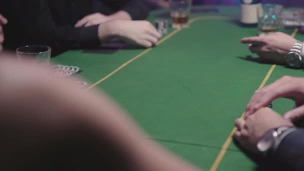 Kilku Mężczyzn Gra Pokera Kasynie Dla Szczęścia Pieniędzy Hazard Uzależnienie — Wideo stockowe