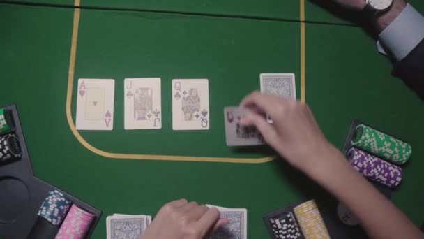 Croupier Mesa Juego Reparte Cartas Los Jugadores Vida Nocturna Del — Vídeos de Stock