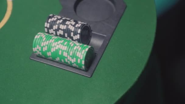Poker Hráč Nemá Legálně Vytáhnout Kartu Zpod Stolu Podvodník Nehraje — Stock video