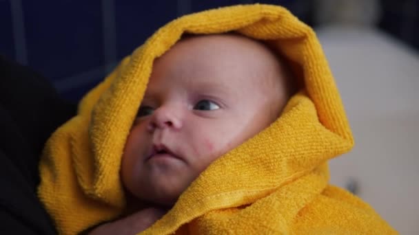 赤ちゃんは黄色の毛布で喜んでお母さんを見て 新生児女の子スヌーズで彼女の腕でザバスタブ — ストック動画
