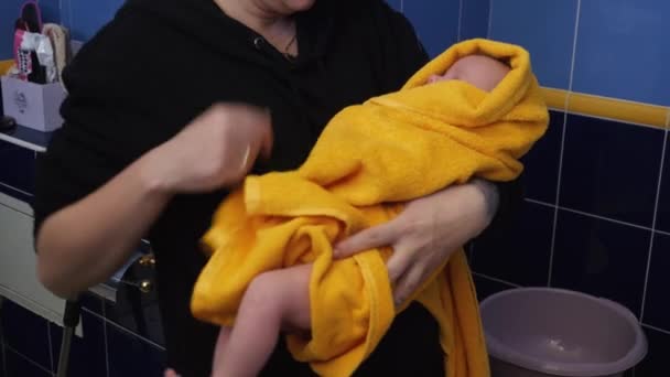 お母さんは浴室で可愛い赤ちゃんを看護している 就寝前の新生児の看護 — ストック動画