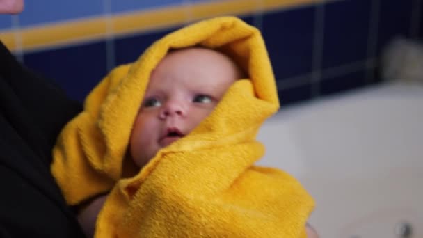 妈妈怀里抱着刚出世的女婴 用黄色毛巾在浴室里 — 图库视频影像