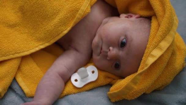담뱃불을 채노란 수건을 신생아를 가까이 — 비디오