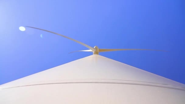 Turbina Wiatrowa Słońcu Nie Obraca Łopatami Wydobywa Alternatywną Czystą Energię — Wideo stockowe