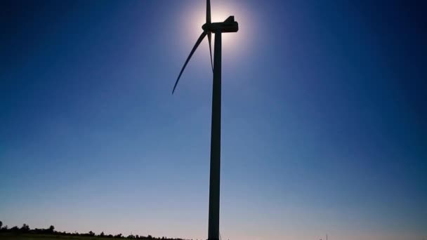 Turbina Eólica Campo Bloqueando Sol Moinho Vento Com Lâminas Enormes — Vídeo de Stock