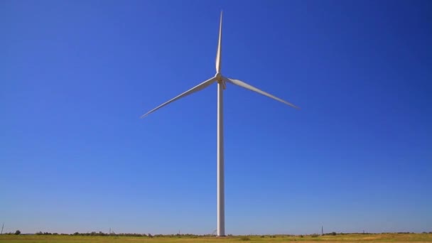 Windmolen Een Veld Genereert Schone Elektriciteit Met Een Turbine Milieuvriendelijke — Stockvideo