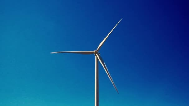 Obrovské Čepele Větrné Turbíny Vířící Proti Modré Obloze Slunečného Dne — Stock video