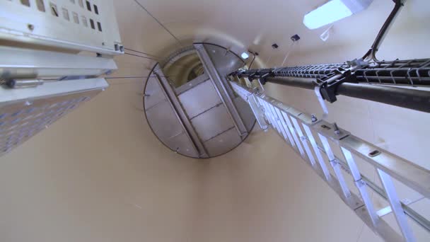 Luftröhre Der Turbine Von Innen Gesehen Mit Einer Leiter — Stockvideo