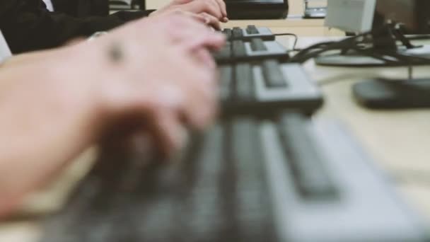 Ofis Çalışanları Klavyeye Yazı Yazıyor Çerçevede Bilgisayarda Birden Fazla Klavye — Stok video