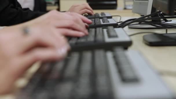 Πολλά Χέρια Κοντά Πληκτρολόγηση Πληκτρολόγια Στο Γραφείο — Αρχείο Βίντεο