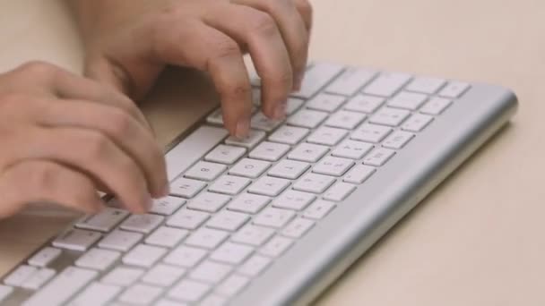 Erkekler Klavyede Yazı Yazıyor Mektubu Yazan Ellerin Yakın Çekimi — Stok video