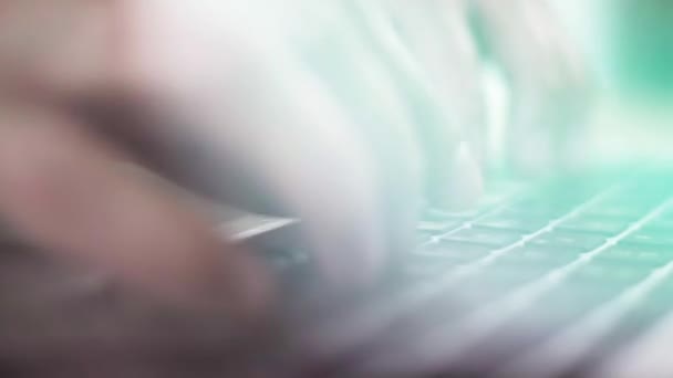 Közelkép Egy Programozó Kezéről Amint Gépel Egy Számítógép Billentyűzetén Gyönyörű — Stock videók