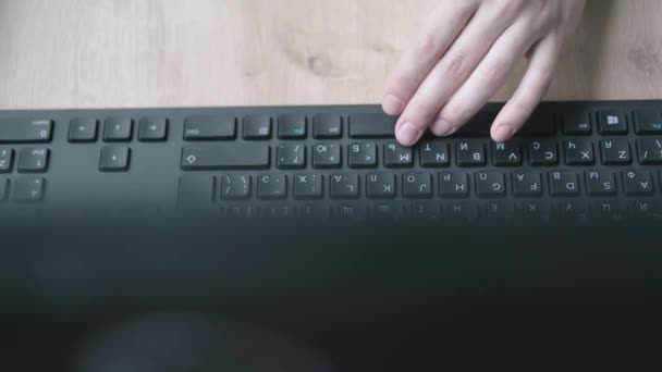 Человек Офисе Работает Компьютером Крупный План Клавиатуры Мыши Столе Офисе — стоковое видео