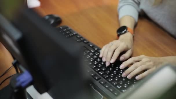Ofis Çalışanı Kız Masasındaki Klavyeye Yazı Yazıyor Çerçevede Monitör Eller — Stok video