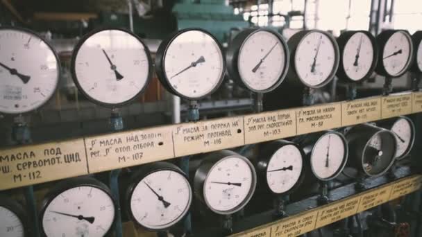 センサ圧力計は システム内の過圧力を示します 金属と鋳鉄の生産 — ストック動画