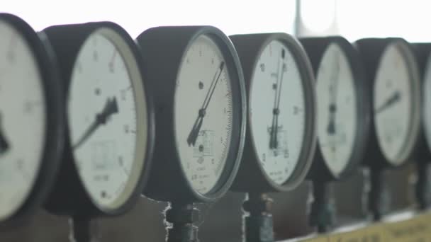 複数のメーターは 生産施設内のシステム圧力を測定します 圧力計は生産中のシステム圧力を監視します — ストック動画