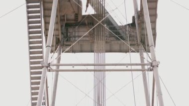 Gökyüzünün arka planında sondaj kulesi var. Petrol ve gaz doğal kaynak alanında sondaj sondajı.