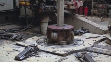 Gaz ve petrol kuyusu sondaj işlemini kapatın. Dönen bir tabloda kaydırmalı delme kovanı.