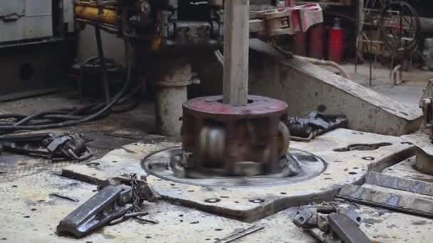 Close Gas Oil Well Drilling Process Drilling Casing Rotating Table — Stock Video