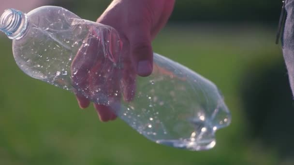 Mão Homem Libera Garrafa Plástico Parque Grama Lixo Natureza Com — Vídeo de Stock
