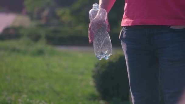 Человек Бросает Прозрачную Пластиковую Бутылку Траву Загрязнение Планеты Экологическим Мусором — стоковое видео