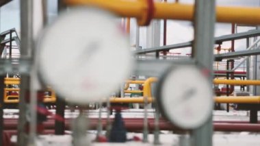 Gaz sisteminde manometre, flanş konnektörleri, sensörler ve horozlar var.