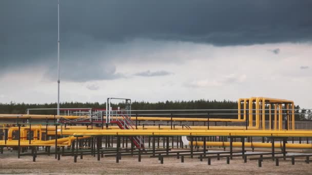 Instalação Distribuição Gás Natural Combustível Tubos Amarelos Enormes Com Compressores — Vídeo de Stock