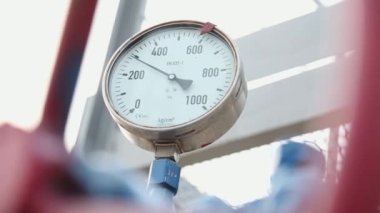 Dağıtım boruları ve göstergeleri olan petrol boru hattı. Endüstriyel basınç göstergesi sistem basıncı gösteriyor