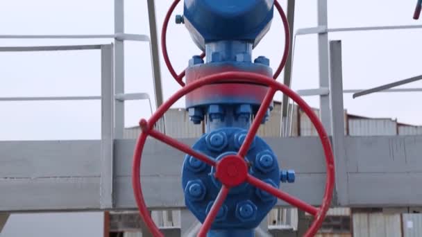 在石化精炼厂的阀门 配送管道的天然气和石油管道 — 图库视频影像