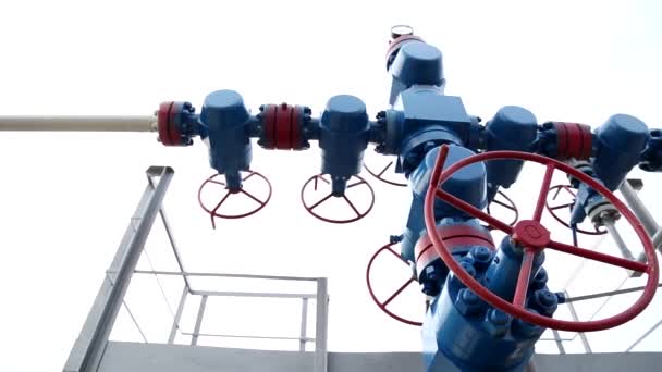 Grandes Tubos Refinaria Azul Com Flanges Válvulas Para Transportar Combustível — Vídeo de Stock