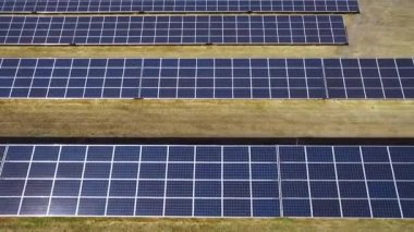 Yeşil enerjili güneş paneli çiftliği açık havada bir alanda bulunuyor. Temiz elektrik üretmek için fotovoltaik teknoloji
