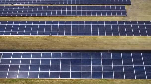 Groene Energie Zonnepaneel Boerderij Ligt Een Veld Buitenlucht Fotovoltaïsche Technologie — Stockvideo