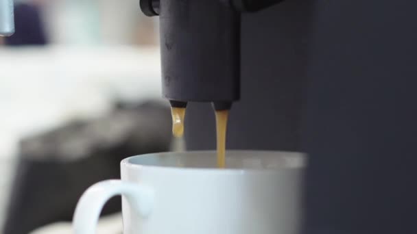 Siyah Kokulu Espresso Beyaz Bir Kaba Dökülür Fasulyeli Otomatik Kahve — Stok video