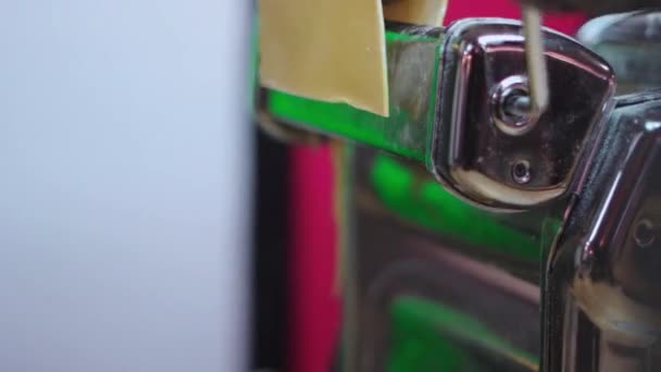 Μηχανή Ζυμαρικών Στο Δρόμο Σεφ Φτιάχνει Χειροποίητα Ζυμαρικά Από Φρέσκια — Αρχείο Βίντεο