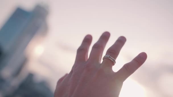 Mano Dell Uomo Con Anello Fidanzamento Raggiunge Sole Sullo Sfondo — Video Stock