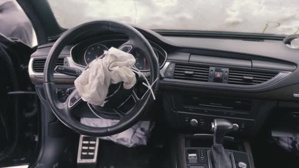 Интерьер Автомобиля После Аварии Развернутыми Подушками Безопасности Вид Изнутри Кабины — стоковое видео