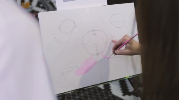 Konstnären Målar Akvarellmålning Med Pensel Handen Färgglada Oljemålning Vitt Bomullspapper — Stockvideo