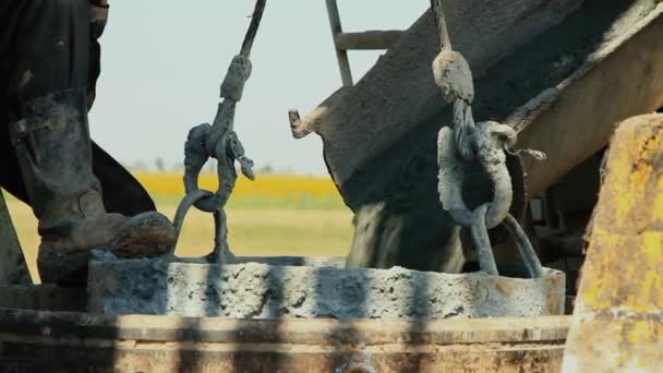 Beton Karıştırıcı Inşaat Için Zemine Beton Döküyor Çimento Kamyonu Alanı — Stok video