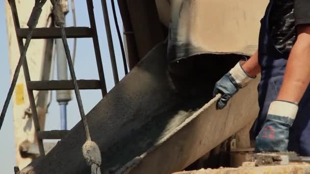 建筑工人们正在从水泥卡车上浇灌混凝土 为进一步建造住房奠定基础 — 图库视频影像