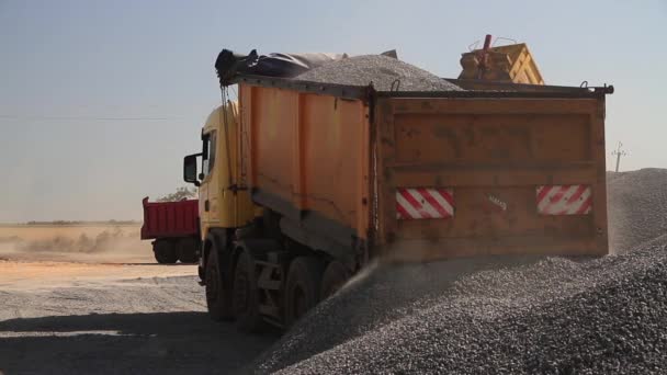 Camião Basculante Canteiro Obras Descarregando Pedra Pedra Esmagada Big Truck — Vídeo de Stock