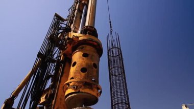 Bir rüzgar çiftliği için beton bir temel inşaatı için koni çerçevesi resmi olarak yerleştirildi. Yel değirmeni kurulumu için koni çelik yapısı kurulumu