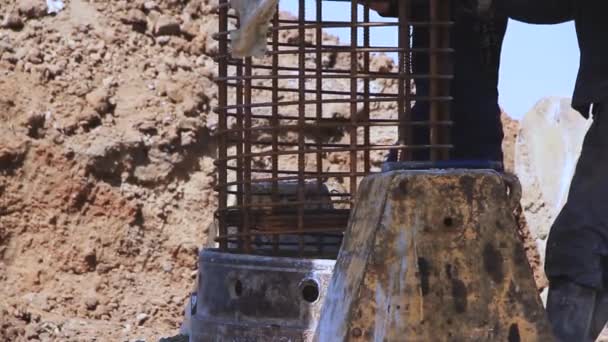 Daru Beépítése Keretezés Beton Alapozáshoz Építkezésen Kúpos Acélszerkezet Beszerelése Szélerőműpark — Stock videók