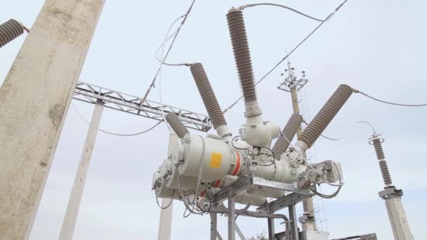 新的现代高压设备 有绝缘子和电线在发电变电站的特写 发电厂的高压工业高压设备 — 图库视频影像