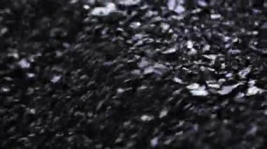 Su ile yıkanan bir konveyör hattına yakın çekim kömür. Madencilik, metaller için hammadde üretimi teknolojisi